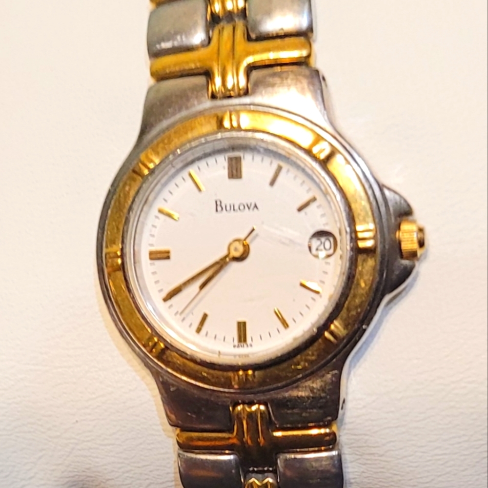 VINTAGE BULOVA T8 QUARTZ LADIES' WATCH STAINLESS TWO- TONE BAND GOLD&SILVER